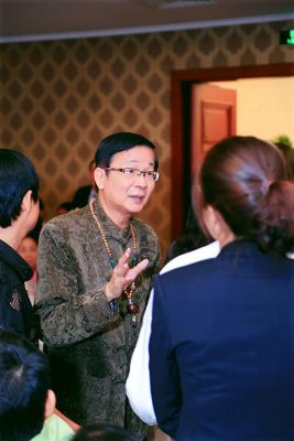 Với sự dẫn dắt của Sư Phụ Goh Kim Hua, chương trình thu hút được sự quan tâm đến từ hơn 300 Khách mời VIP của Hoa Viên Bình An.