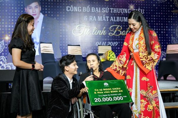 Đại diện Hoa viên Bình An và Ngọc Châu trao phần quà đến nghệ sĩ Hoàng Lan trong sự kiện.