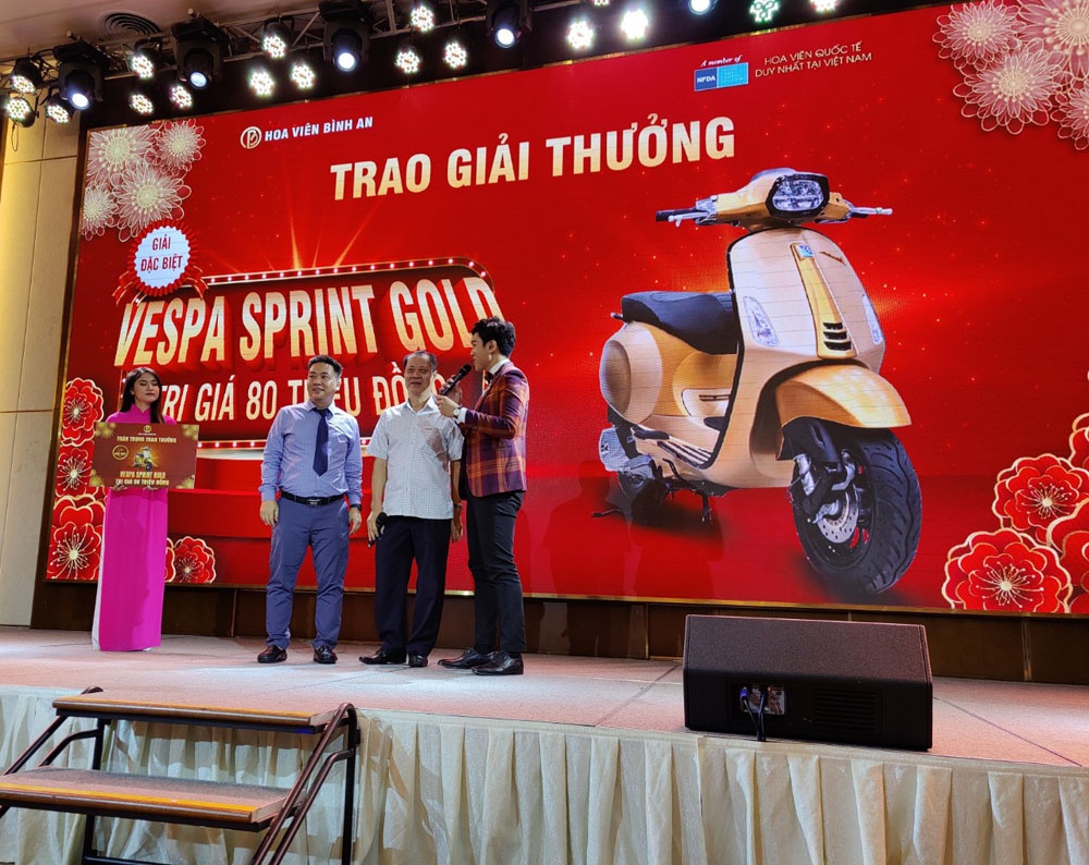 Khách hàng may mắn trúng thưởng xe Vespa Sprint Gold tại sự kiện
